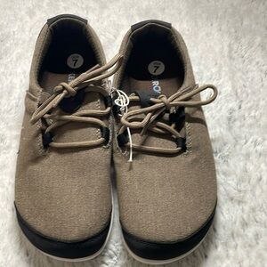 ⭐️NWOT Xero Hana woman’s canvas sneakers SZ 7(fits more like 6.5)